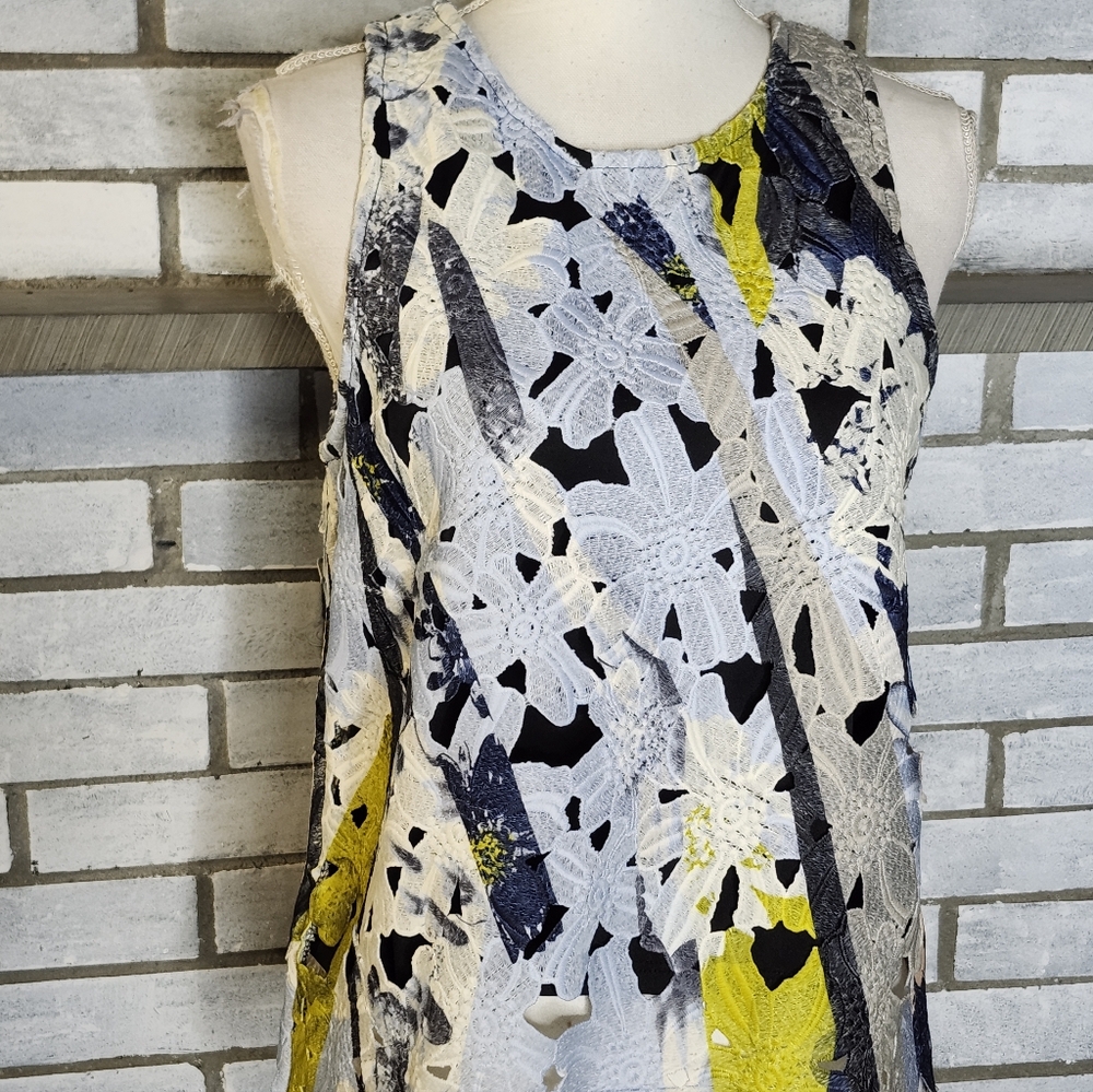 • Bar III Women's Blue Multicolor Floral Print Sleeveless Embroidered Top Medium - Picture 3 of 11